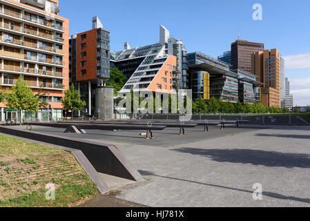 Berlin. L'Allemagne. Mélange éclectique de l'architecture moderne sur Linkstraße et la Potsdamer Platz. Banque D'Images