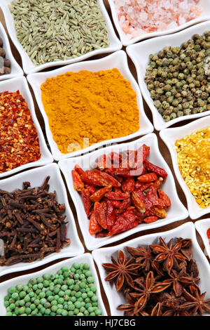 Herbes et d'épices variées sur un des bols en céramique. Banque D'Images