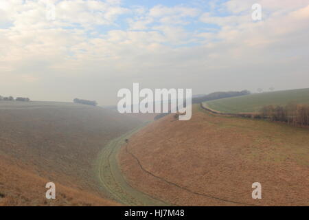 Paysage d'hiver anglais avec des nuages sur les vallées et les bois dépoli de la pittoresque English channel en janvier. Banque D'Images