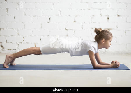 Petite fille dans Dolphin planche, white background studio Banque D'Images