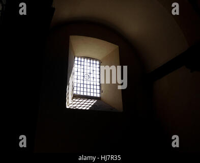 Fenêtre avec filet métallique en haut de la porte de la ville de Lucca, Italie Banque D'Images