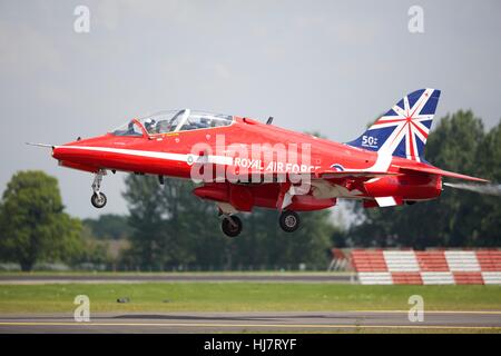 T1 Hawk de BAE Systems de la flèche rouge, décollant de RAF Fairford Banque D'Images