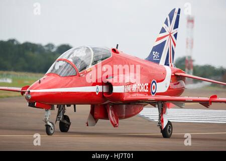 T1 Hawk de BAE Systems de la circulation au sol des flèches rouges sur la piste à RAF Fairford Banque D'Images