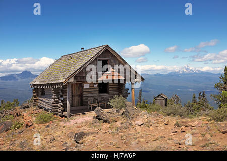 La cabane c'est le quartiers pour les tours d'observation sur Spring Peak, un stratovolcan 6 400 pieds de haut dans l'Oregon Cascades près de Bend, Banque D'Images