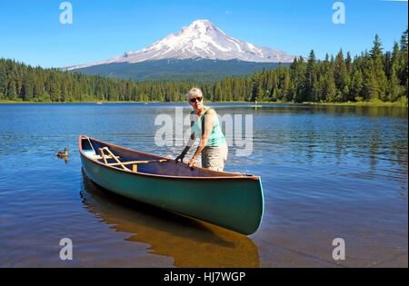 10 août, 2016 ; destiné aux voyages inédits' . Canoë sur le lac Trillium, près de Mount Hood, le plus haut sommet de l'Oregon. Dans le premier Plan national de Mount Hood Banque D'Images