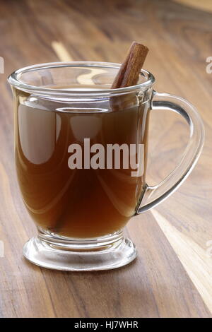 Rien ne vaut une tasse de cidre chaud sur une froide journée d'hiver. Le cidre de pomme plus douillet de boisson à l'automne, Halloween, Thanksgiving et Noël. Banque D'Images