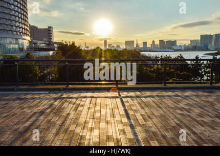 Coucher du soleil à vue dans Tokyo Odaiba. Odaiba est une grande île artificielle dans la baie de Tokyo Banque D'Images