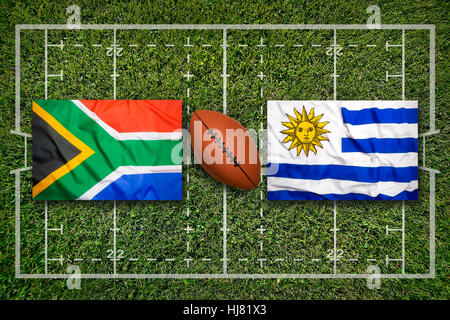 Afrique du Sud vs Uruguay Les drapeaux sur terrain de rugby vert Banque D'Images