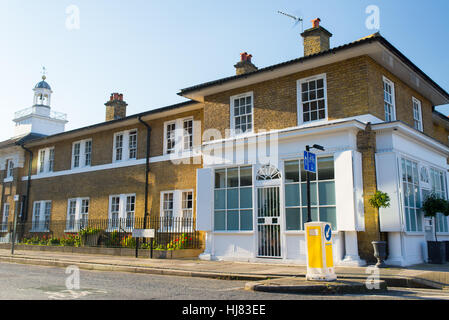 Street View de deux étages de style édouardien britannique bel immeuble construit en briques de style victorien classique Banque D'Images