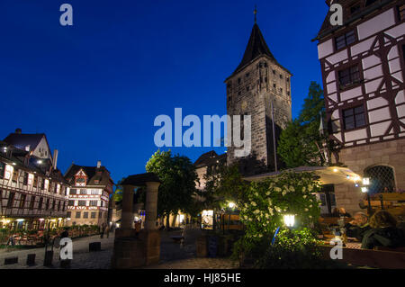 Nürnberg, Nuremberg : vieille ville ; Tiergärtnertor et Albrecht-Dürer-House (centre), Mittelfranken, Middle Franconia, Bayern, Bavière, Allemagne Banque D'Images