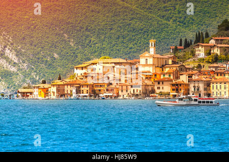 Vue de la Ville Peschiera Maraglio, une journée ensoleillée. Région Lombardie, Province Brescia (BS) dans le lac d'Iseo. L'Italie, l'Europe. Banque D'Images