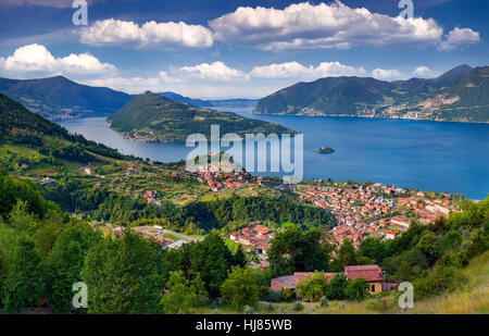 Vue de la ville Marone, une journée ensoleillée. L'Italie, les Alpes, le lac d'Iseo. Banque D'Images