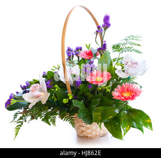 Bouquet de fleurs lumineuses dans panier isolated on white Banque D'Images