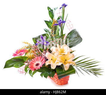 Bouquet de fleurs lumineuses dans panier isolé sur fond blanc Banque D'Images