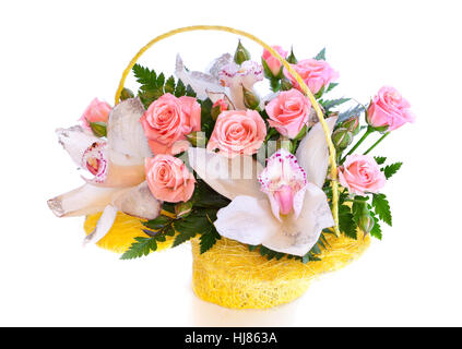 Bouquet de fleurs lumineuses dans panier isolated on white Banque D'Images