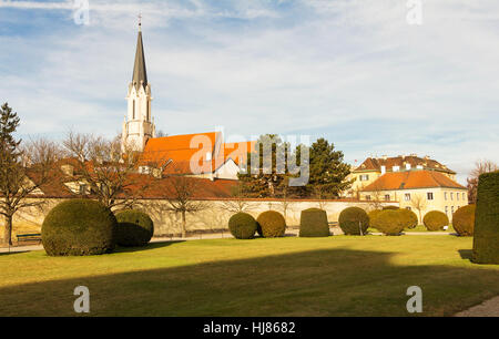 L'église paroissiale catholique Maria Hietzing vue depuis le jardin de Schonbrunn, Vienne, Autriche. Banque D'Images