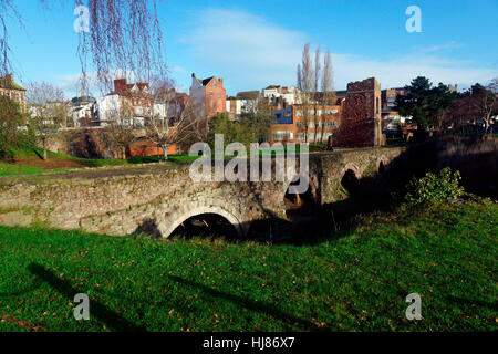 Du côté ouest du pont médiéval d'Exeter Banque D'Images