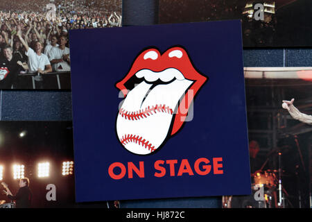 Logo des Rolling Stones (avec Sox Rex) thème sur le Live au Fenway Park memorial wall Fenway Park, domicile des Red Sox de Boston, Boston, MA, United States. Banque D'Images
