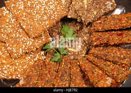 Craquelins de pain sain à partir de céréales graines de sésame épices alimentation saine. Les pièces coupées à partir de graines de céréales craquelins de pain comme arrière-plan Banque D'Images