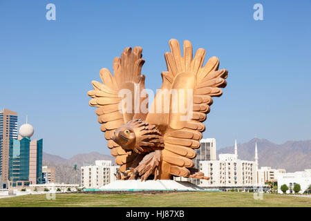 Statue d'un faucon d'or de la ville de Fujairah, ÉMIRATS ARABES UNIS Banque D'Images