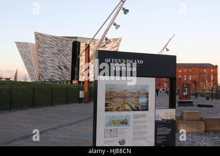 Le Centre des Visiteurs à Titanic Titanic Belfast le trimestre d'automne, en fin d'après-midi. Banque D'Images