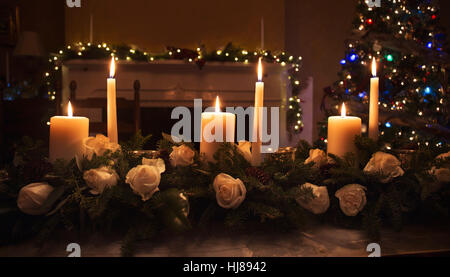 Bougies en coeur floral sur la table au moment de Noël avec un arbre dans l'arrière-plan Banque D'Images