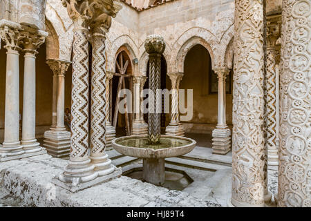 Cloître de la cathédrale de Monreale, Sicile Banque D'Images