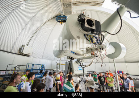 TENERIFE, ESPAGNE - 3 juillet : Visite Touristique télescopes de l'intérieur de l'observatoire astronomique de Teide, le 3 juillet 2015 à Tenerife, Îles de Canaries, Espagne Banque D'Images