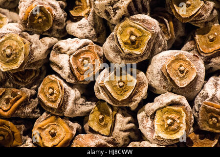 Persimmon sécher au soleil comme un fruit sec. Banque D'Images