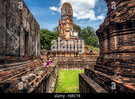 Woman in hat à la ville en ruines antiques à Lopburi, Thaïlande en