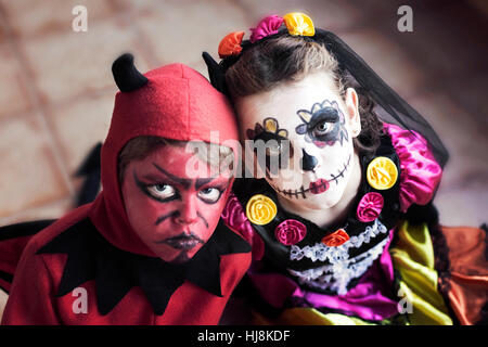 Garçon et fille dans Halloween fancy dress costumes Banque D'Images