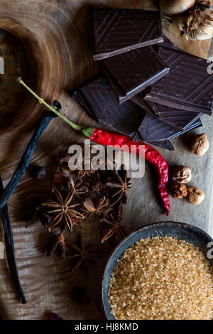 Le chocolat noir, le sucre, la badiane, piment, vanille et noisettes Banque D'Images