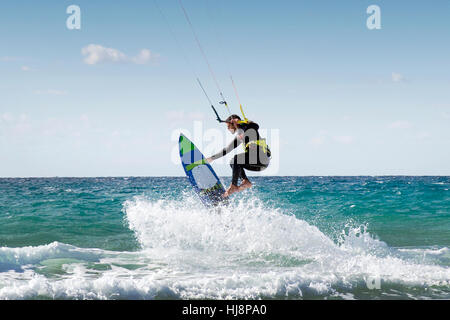 Le kitesurf avec hematite homme surfboard, Los Lances, Tarifa, Cadix, Andalousie, Espagne Banque D'Images