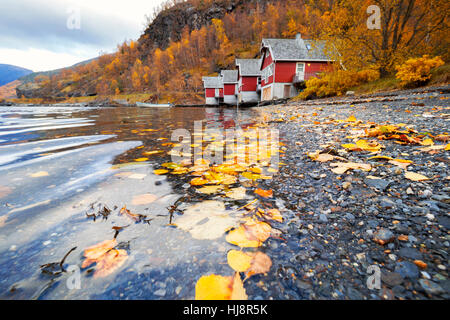 Cabines en bois traditionnel par fjord, Voss, Hordaland, Norvège Banque D'Images