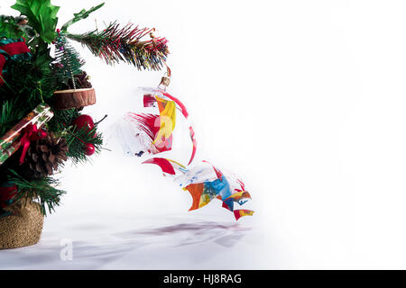 Broken Boule de Noël sur un arbre de Noël Banque D'Images