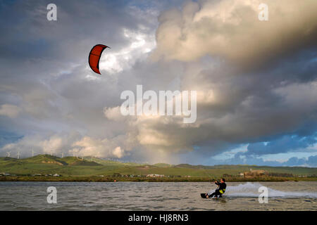 L'homme le kite surf, la plage de Los Lances, Tarifa, Cadix, Andalousie, Espagne Banque D'Images