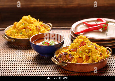 Poulet avec riz basmati frit dans une casserole inoxydable Banque D'Images