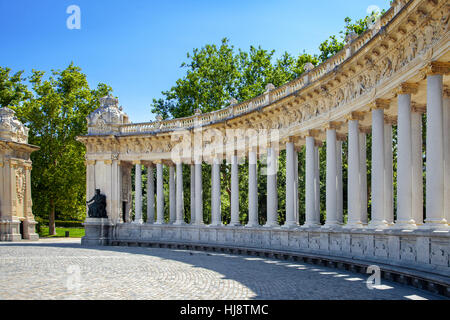 Grande Colonnade de monument à Alfonso XII, parc del Buen Retiro, Madrid, Espagne Banque D'Images