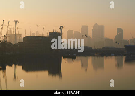 Canary Wharf à partir de Royal Victoria Dock London Docklands UK par temps froid en Janvier Banque D'Images