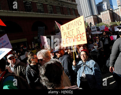 Une femme est titulaire d'un signe comme elle marche down Hill Street au cours de la Marche des femmes à Los Angeles, Californie. Banque D'Images