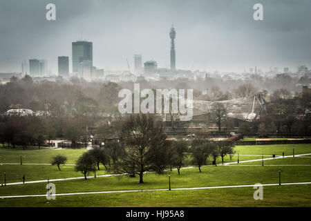 L'horizon nuageux de Londres de Primrose Hill, en face de Regent's Park et du Zoo de Londres, London, UK Banque D'Images