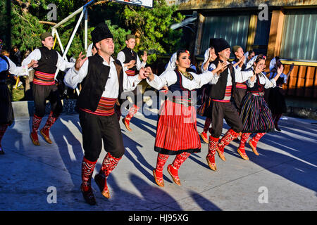 Ivanovo, la Serbie, le 15 août 2016. Le groupe de jeunes danse danses traditionnelles de la région de la Serbie. Banque D'Images