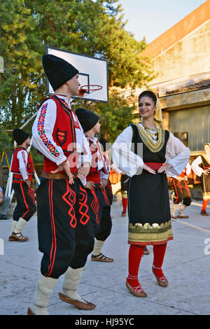 Ivanovo, la Serbie, le 15 août 2016. Le groupe de jeunes danse danses traditionnelles de la région de la Serbie. Banque D'Images