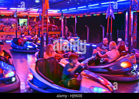 Ivanovo, la Serbie, le 15 août 2016. Les enfants et les adultes profiter de la balade electric toy cars sur un juste milieu rural. Banque D'Images