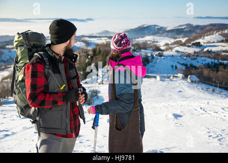 Couple de randonneurs debout sur la montagne sur la journée d'hiver Banque D'Images