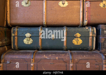 Pile de vieux cuir valises en couleurs marron sur railway station Banque D'Images