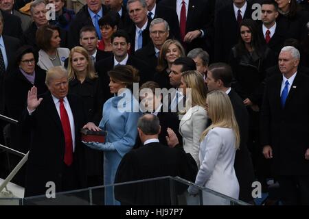 Le président Donald Trump prête le serment d'office du juge en chef John Roberts comme son épouse Melania, détient deux bibles, une Bible de famille personnel et la Bible que le président Lincoln utilisé lors de sa première inauguration et entouré de ses cinq enfants, 20 janvier 2017 à Washington, DC. Trump est devenu le 45e président des États-Unis. Banque D'Images