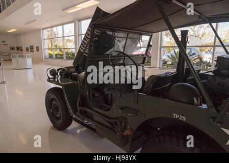 Santa Ana, CA, USA - Le 21 janvier 2017 : vert foncé 1943 Ford GPW Jeep militaire affichée au Musée Lyon Air à Santa Ana, Cal Banque D'Images