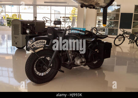 Gray 1944 BMW R-75 et d'un side-car moto affichée à la Musée Lyon Air à Santa Ana, Californie Banque D'Images