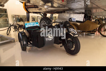 Gray 1944 BMW R-75 et d'un side-car moto affichée à la Musée Lyon Air à Santa Ana, Californie Banque D'Images